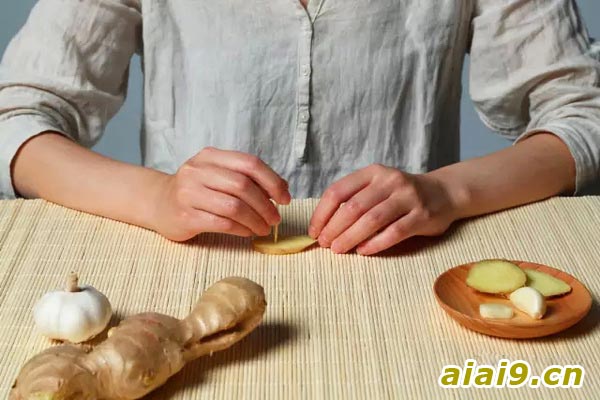 艾灸可以这样玩！隔姜灸、隔蒜灸、隔盐灸、隔附子饼灸